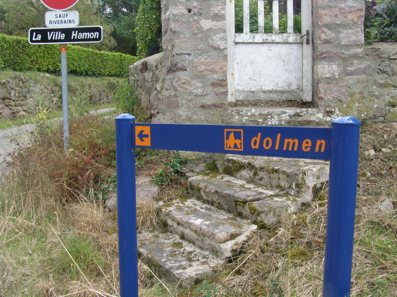 Panneau route des Hôpitaux indiquant le dolmen